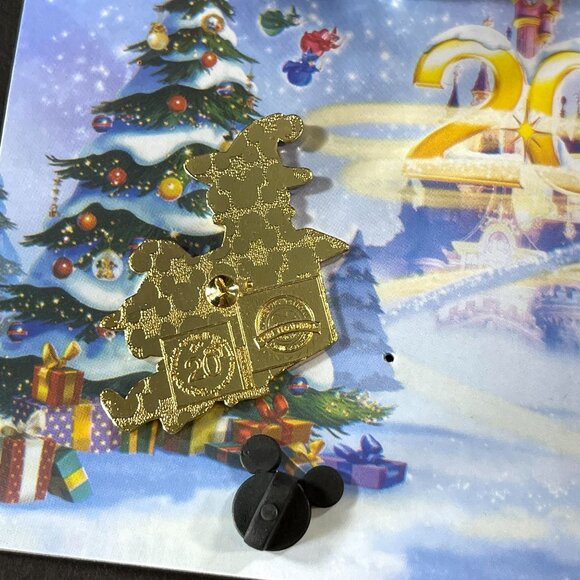 Disneyland Chip Dale Trading Pin Santa Chipmunk Christmas Present Badge Brooch - Picture 3 of 5